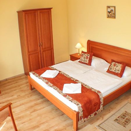 Hotel Jarja Хайдусобосло Экстерьер фото
