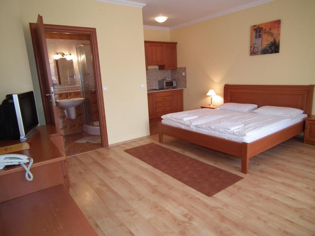 Hotel Jarja Хайдусобосло Номер фото