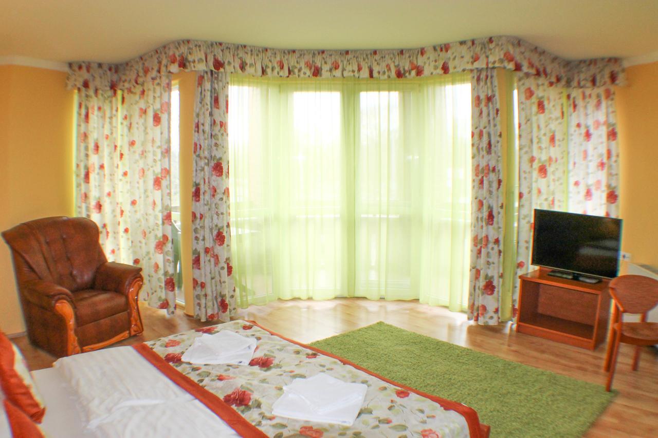 Hotel Jarja Хайдусобосло Экстерьер фото