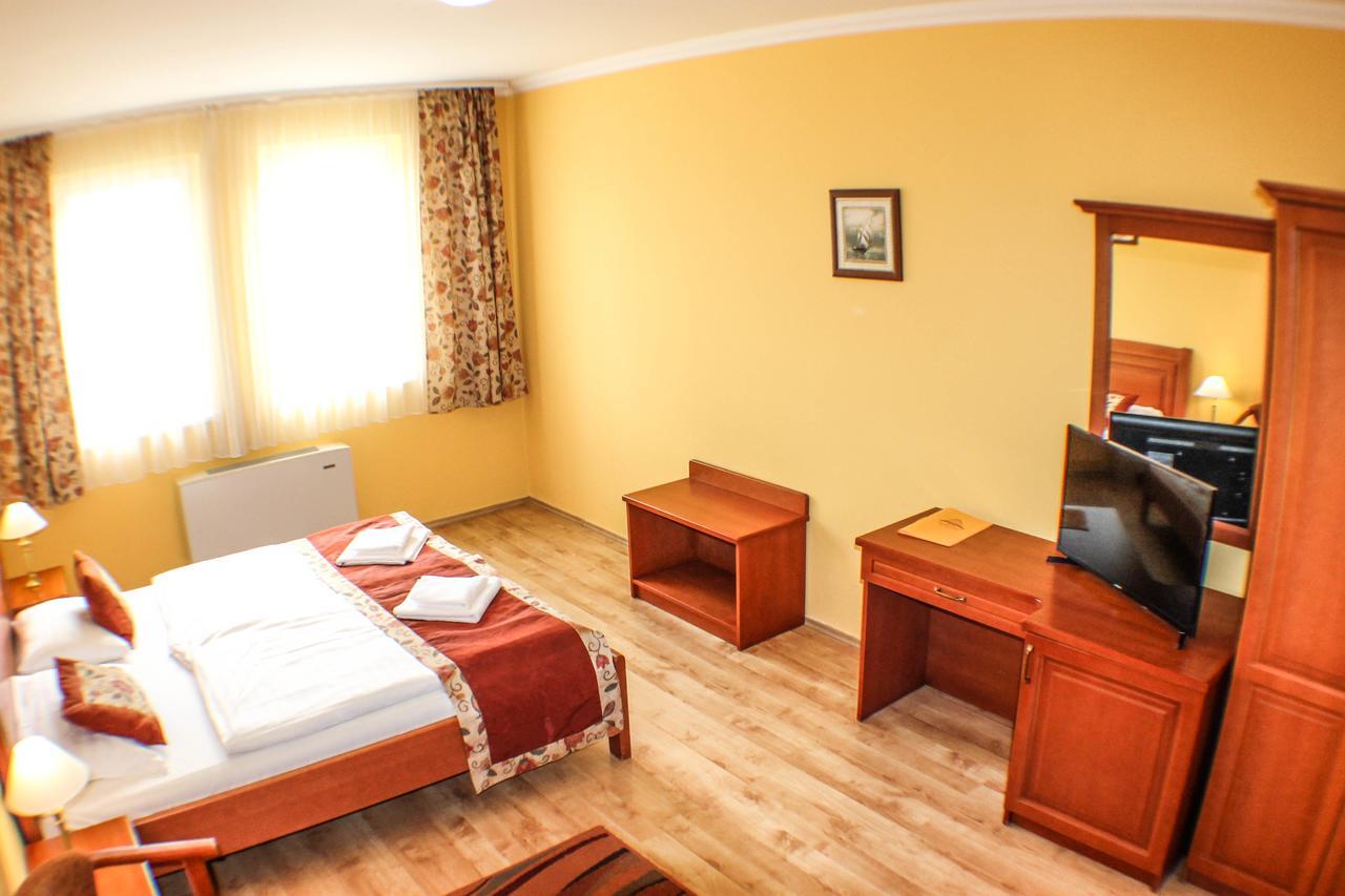 Hotel Jarja Хайдусобосло Экстерьер фото