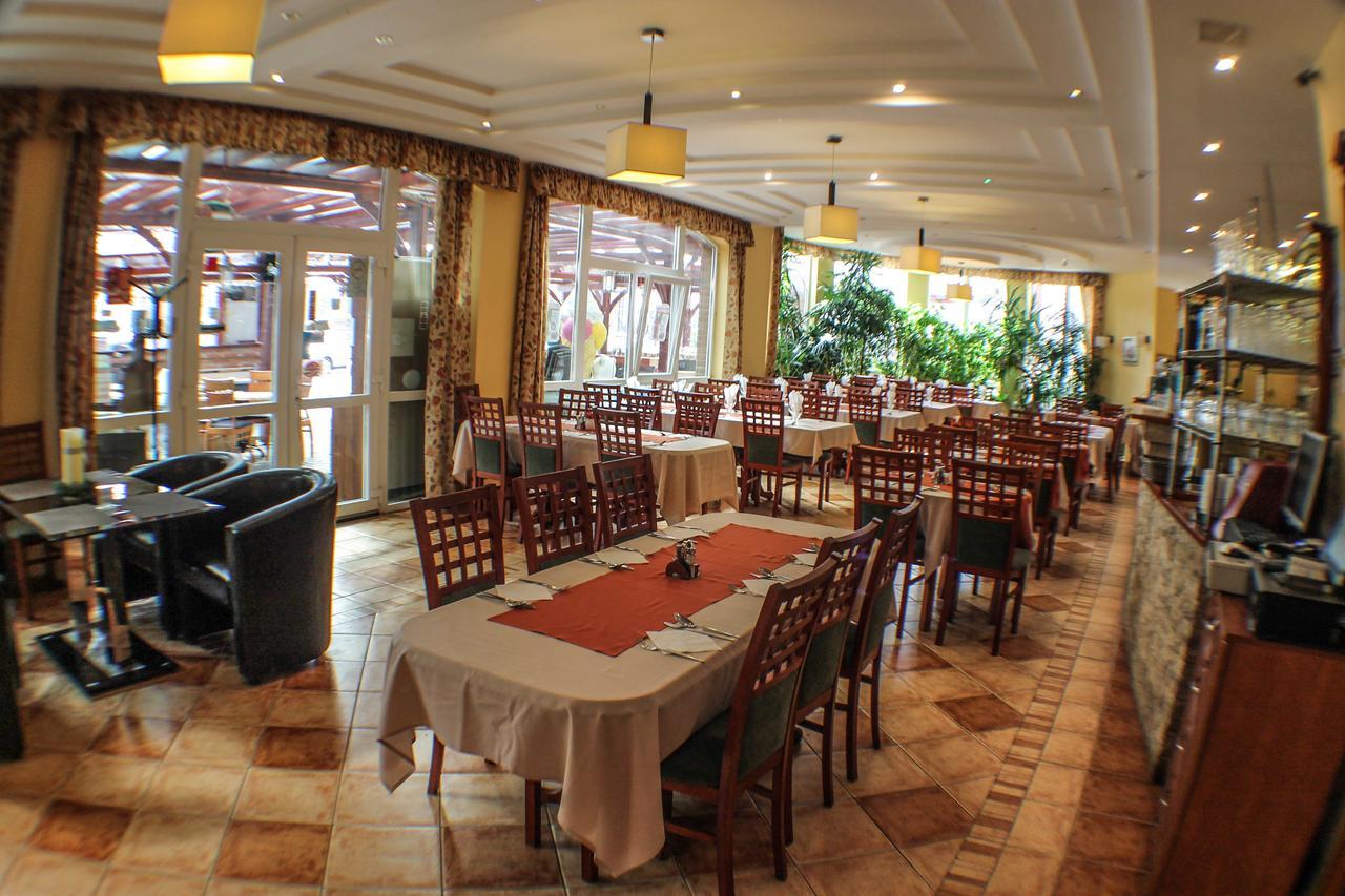 Hotel Jarja Хайдусобосло Экстерьер фото