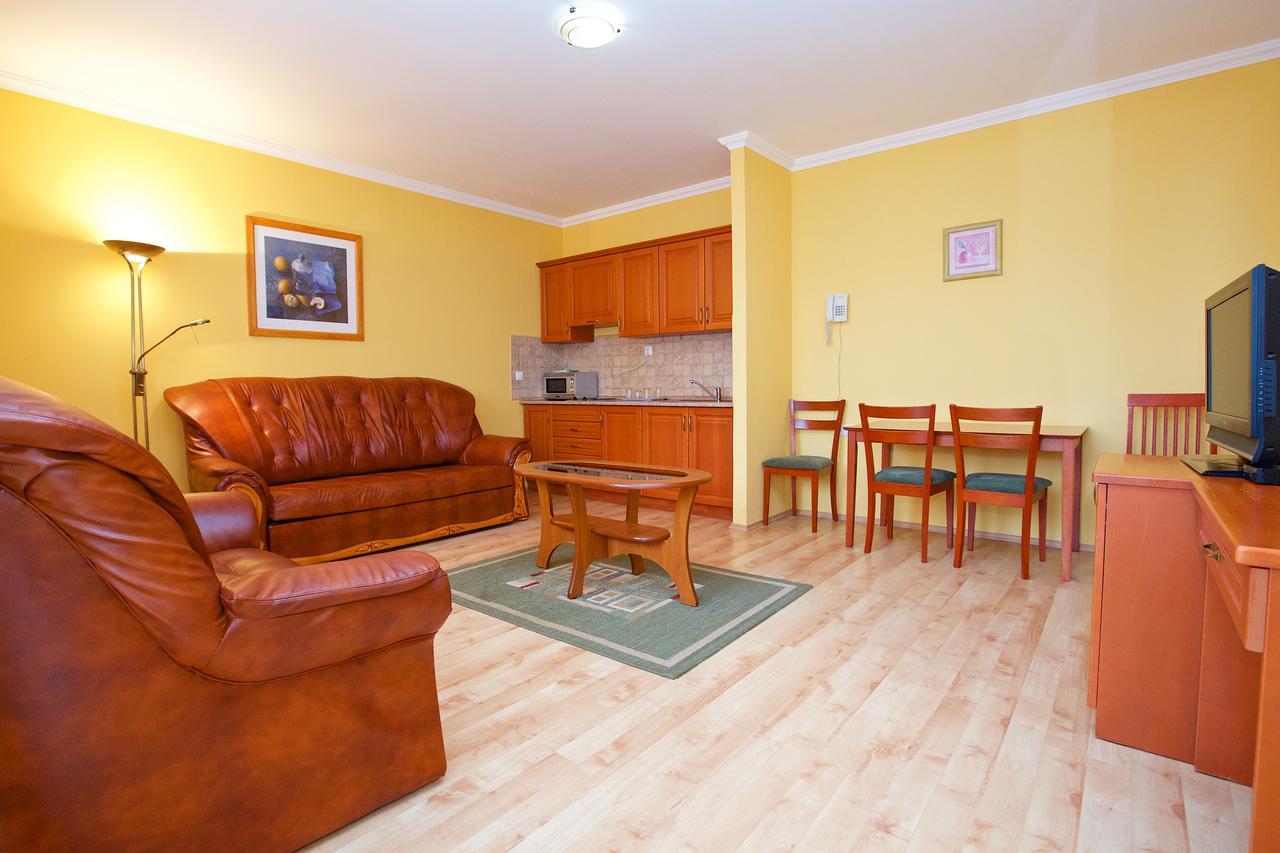 Hotel Jarja Хайдусобосло Экстерьер фото
